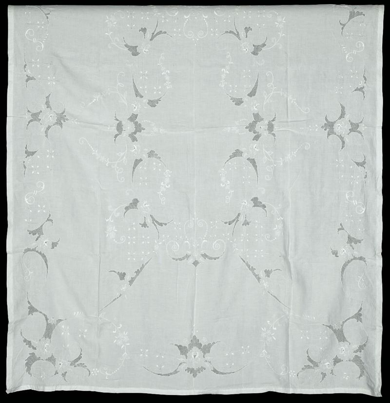 Tovaglia bianca in lino con otto tovaglioli, Italia XX secolo  - Asta L'Art de la Table - Cambi Casa d'Aste
