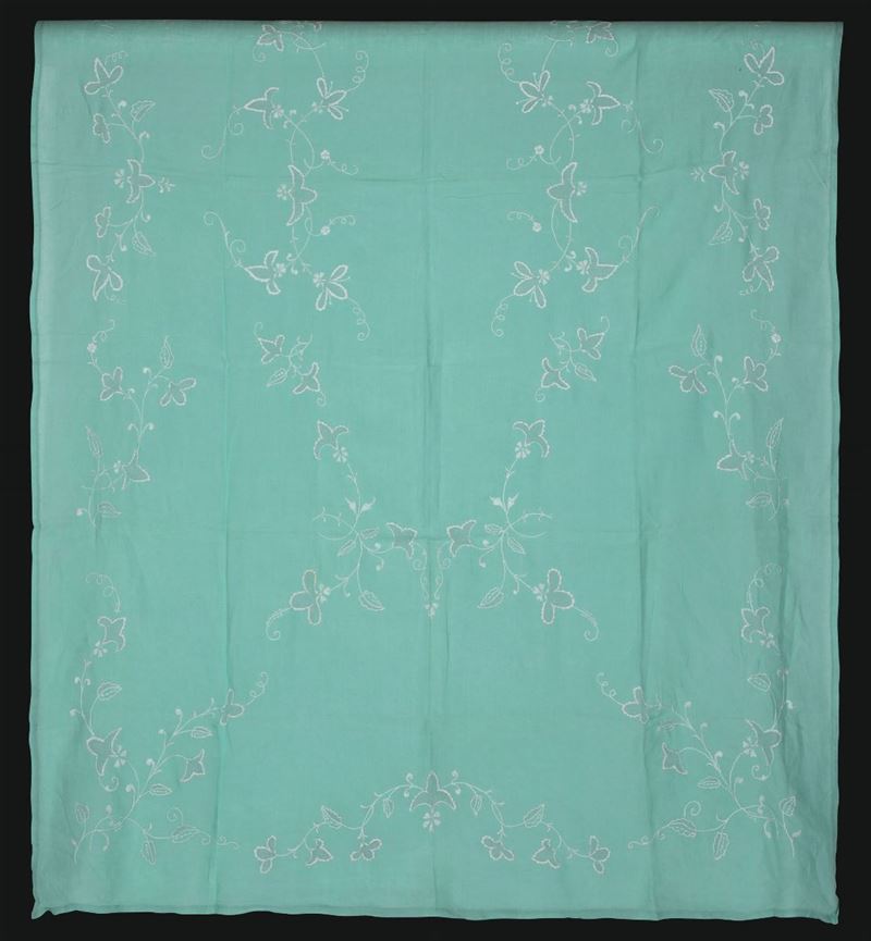 Tovaglia verde in lino con ricami bianchi, Italia XX secolo  - Asta L'Art de la Table - Cambi Casa d'Aste