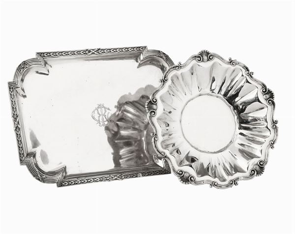 Lotto composto da vassoio in argento ed un piccolo centrotavola, argenteria artistica Italiana del XX secolo