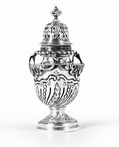 Spargizucchero in Argento Fuso, Sbalzato, Cesellato e Traforato. Londra 1893, e Dell’argentiere