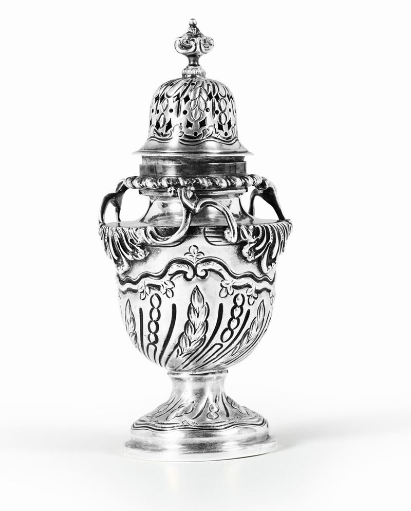 Spargizucchero in argento fuso, sbalzato, cesellato e traforato. Londra 1893, e dell’argentiere  - Auction L'Art de la Table - Cambi Casa d'Aste