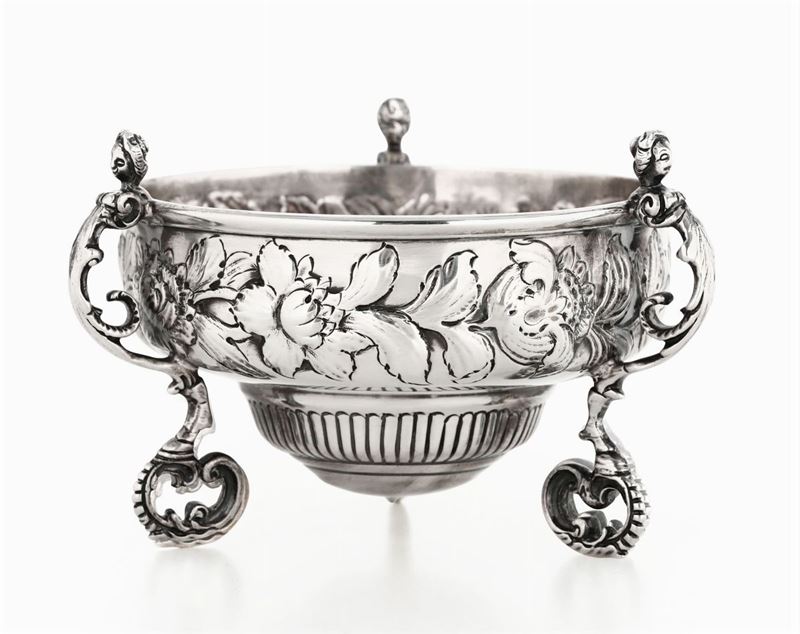 Coppa tripode in argento fuso, sbalzato e cesellato. Londra 1906  - Asta L'Art de la Table - Cambi Casa d'Aste