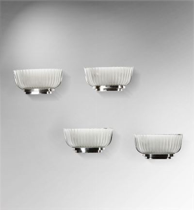 Set di Quattro Appliques con Struttura in Metallo e Diffusore in Vetro Stampato.