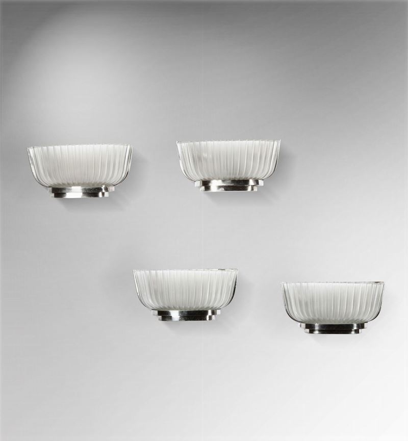 Set di quattro appliques con struttura in metallo e diffusore in vetro stampato.  - Auction Design - Cambi Casa d'Aste