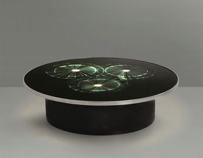 Tavolo Basso Luminoso con Struttura in Metallo Laccato, Piano in Vetro e Profilo in Alluminio.