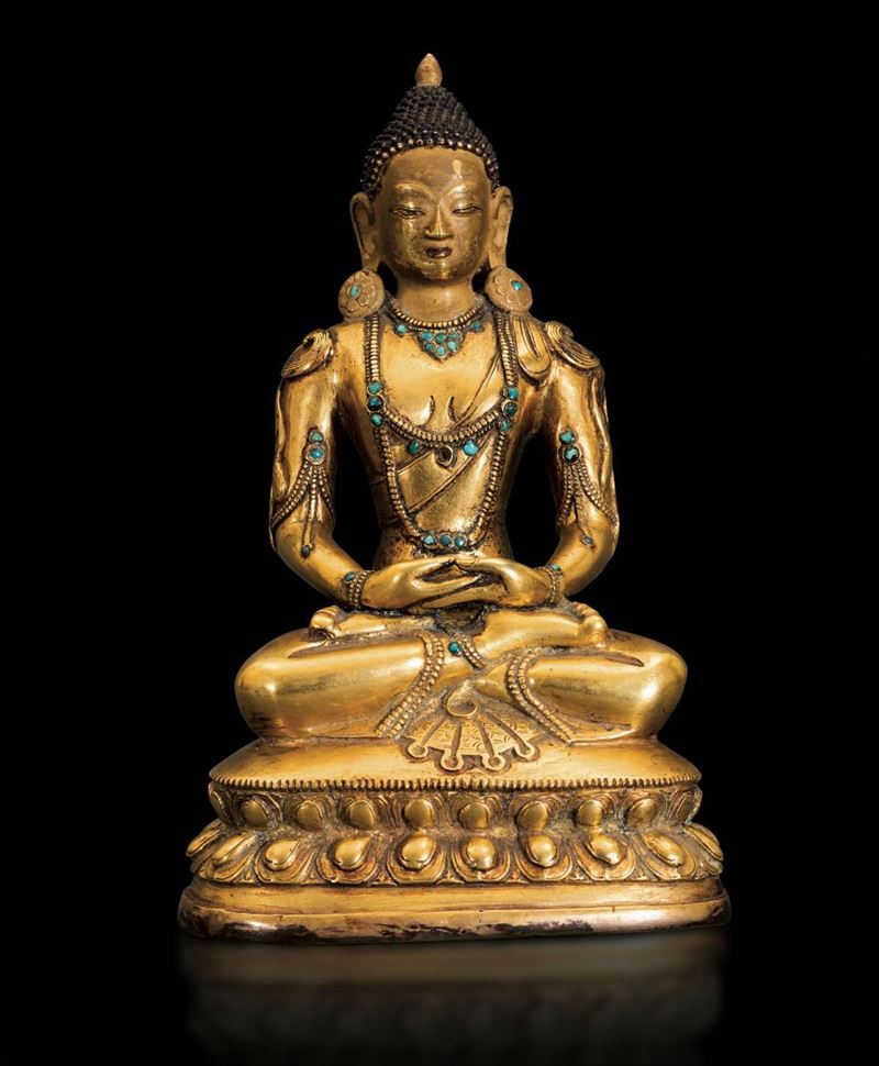 Figura di Buddha Amitayus in bronzo dorato con inserti in turchese e tracce di policromia, Cina, Dinastia Qing, epoca Qianlong (1736-1796)  - Asta Fine Chinese Works of Art - Cambi Casa d'Aste