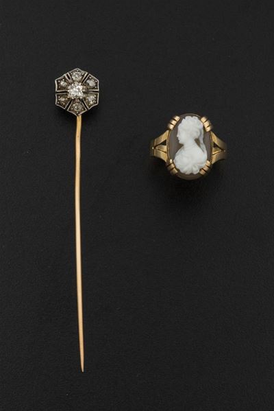 Lotto Composto da un Anello con Cammeo ed una Spilla da Cravatta con Diamanti di Vecchio Taglio