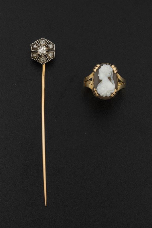 Lotto composto da un anello con cammeo ed una spilla da cravatta con diamanti di vecchio taglio
