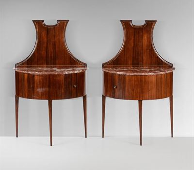 Coppia di Comodini con Struttura in Legno e Piano in Marmo Rosso.