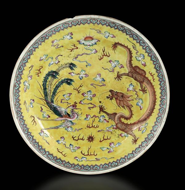 Piatto in porcellana Famiglia Rosa con figure di drago e fenice tra le nuvole su fondo giallo, Cina, Repubblica, XX secolo