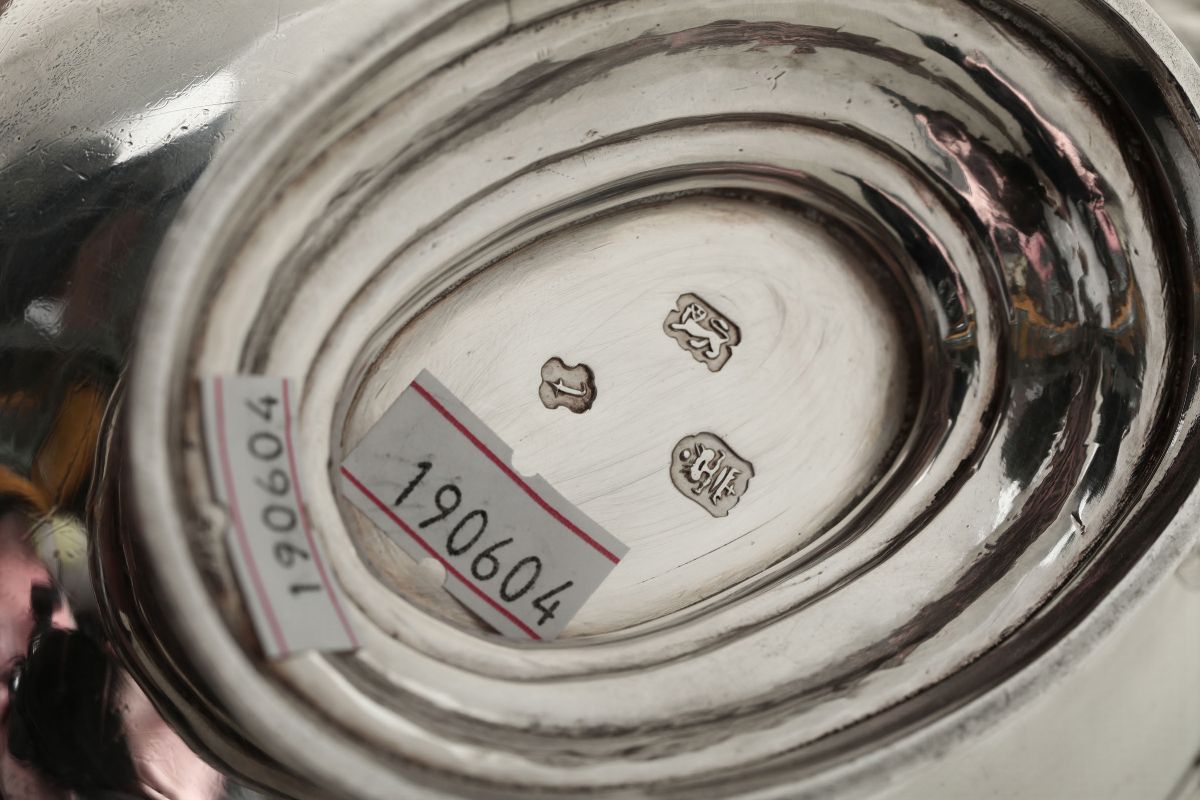 Coppia di Saliere in Argento Fuso e Cesellato, Bolli di Imitazione Inglese, XX Secolo