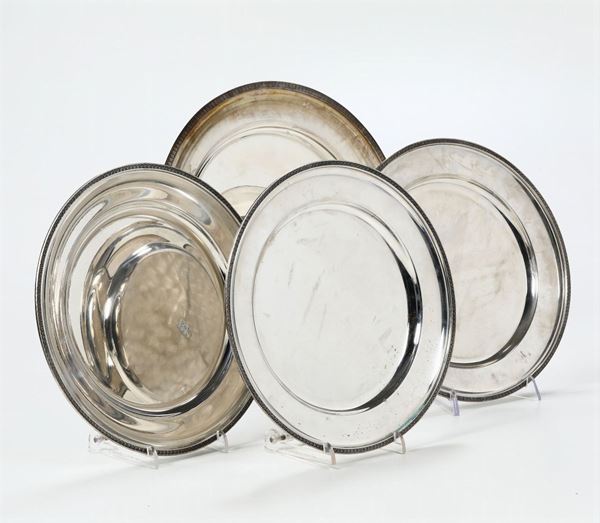 Tre piatti tondi e un quarto più grande in argento