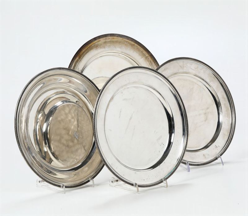 Tre piatti tondi e un quarto più grande in argento  - Asta Antiquariato - Cambi Casa d'Aste