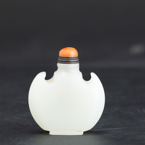 Snuff bottle in giada con tappo rosso, Cina, Dinastia Qing, XIX secolo