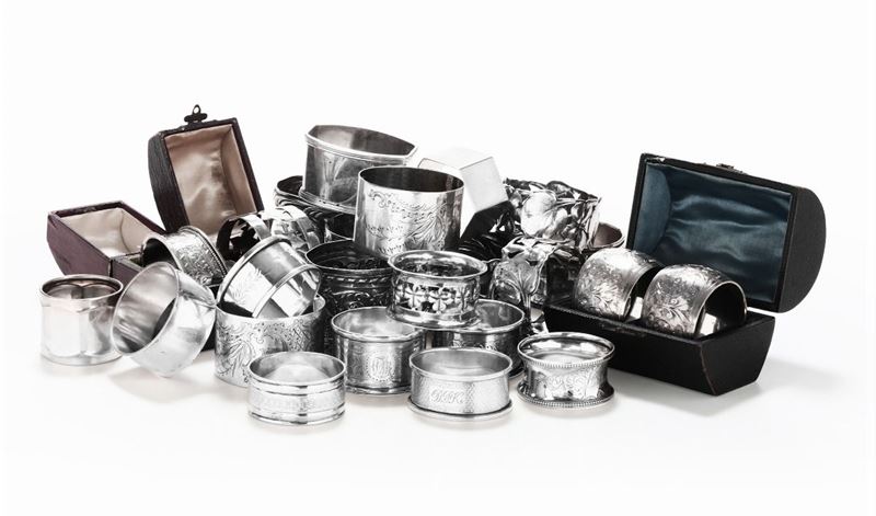 Lotto di 24 portatovaglioli in argento. Varie manifatture del XIX-XX secolo  - Asta L'Art de la Table - Cambi Casa d'Aste