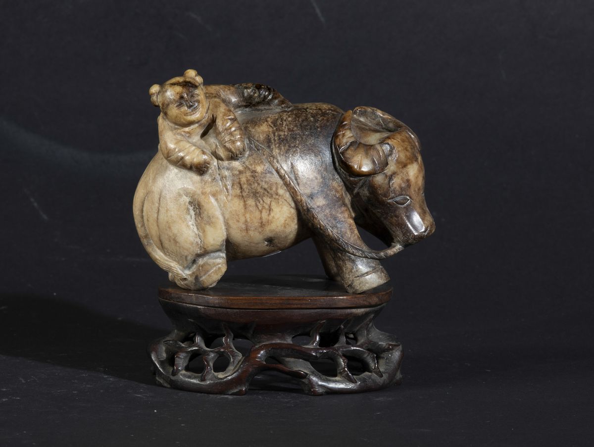 Figura di Bambino su Bue Scolpita in Giada e Russet, Cina, Dinastia Ming, XVII Secolo
