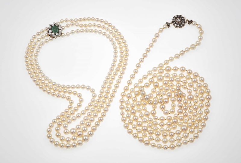 Lotto composto da una collana di perle ed una collana a tre fili di perle  - Asta Asta a Tempo | Gioielli - Cambi Casa d'Aste