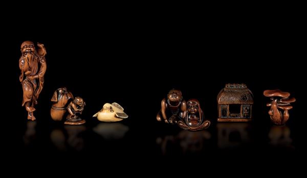 Lotto composto da sei netsuke finemente scolpiti in legno e uno in avorio avorio raffiguranti soggetti differenti, Giappone, epoca Edo e Meiji