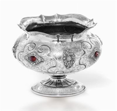 Coppa Centrotavola con Piatto in Argento Sbalzato e Cesellato e Pietre Dure, XIX Secolo