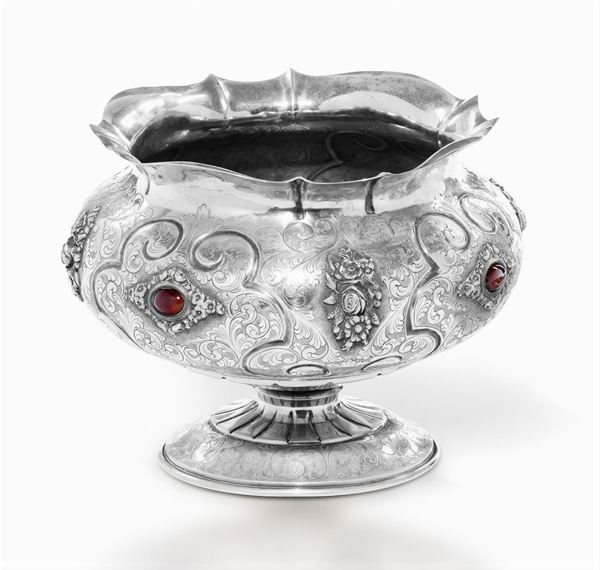 Coppa centrotavola con piatto in argento sbalzato e cesellato e pietre dure, XIX secolo