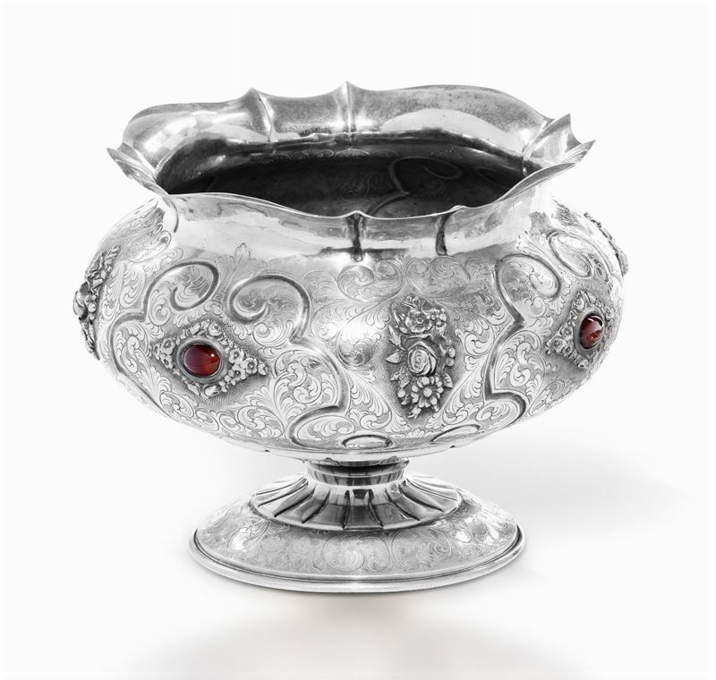 Coppa centrotavola con piatto in argento sbalzato e cesellato e pietre dure, XIX secolo  - Asta L'Art de la Table - Cambi Casa d'Aste