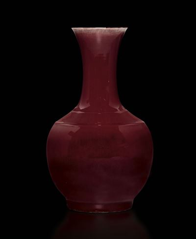 Vaso a Bottiglia in Porcellana Policroma Sangue di Bue, Cina, Dinastia Qing, Epoca Guangxu ( 1875...