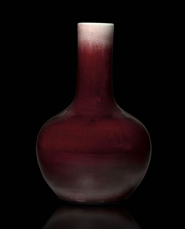 Vaso a bottiglia in porcellana policroma sangue di bue, Cina, Dinastia Qing, epoca Guangxu ( 1875-1908)