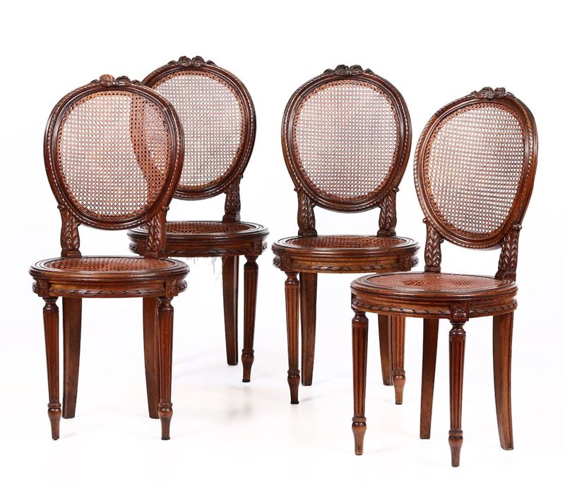 Quattro sedie in noce in stile  - Asta Arredi - Cambi Casa d'Aste