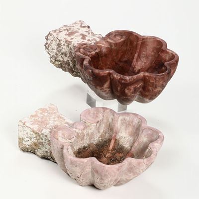 Coppia di acquasantiere in marmo, XVIII-XIX secolo