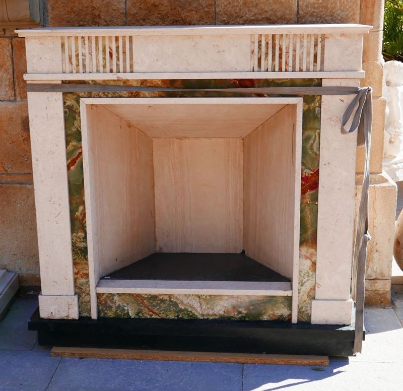 Camino in marmo, XX secolo  - Auction Furniture - Cambi Casa d'Aste