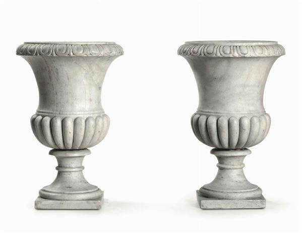 Coppia di grandi vasi tipo medicei in marmo bianco scolpito, XIX-XX secolo