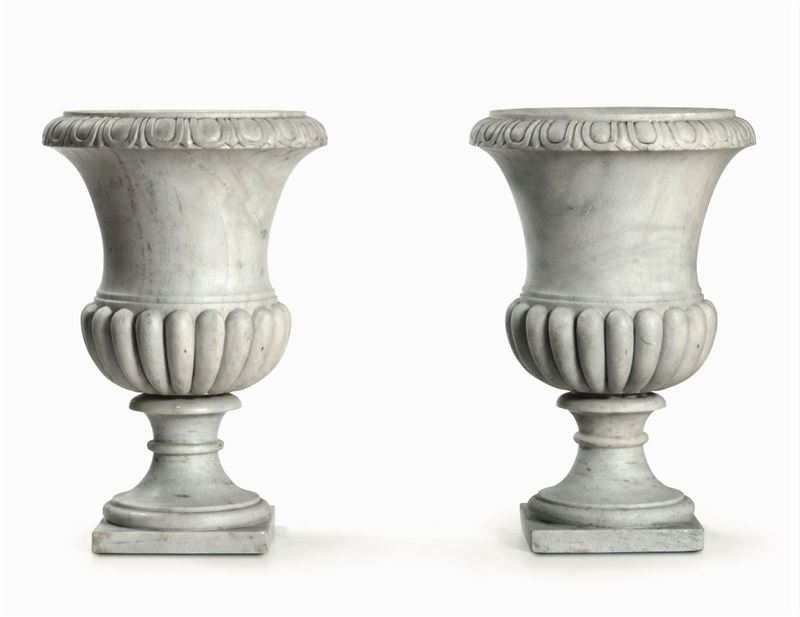 Coppia di grandi vasi tipo medicei in marmo bianco scolpito, XIX-XX secolo  - Asta Antiquariato - Cambi Casa d'Aste