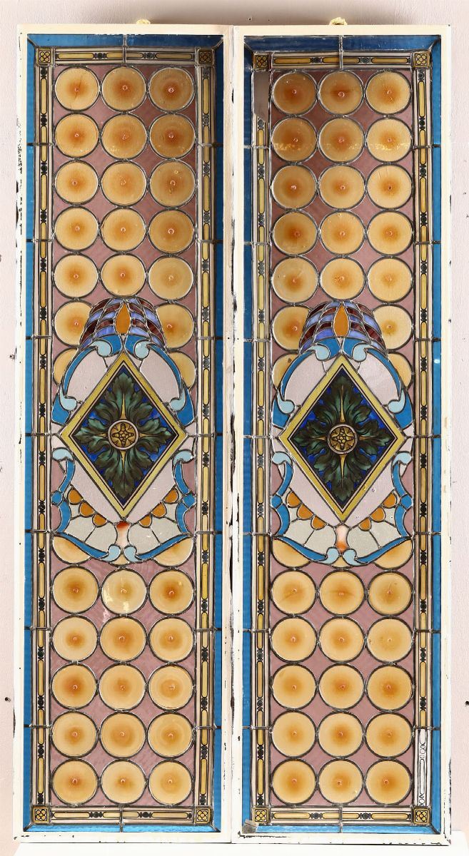 Coppia di vetrate policrome, vetreria artistica del XX secolo  - Auction Furniture - Cambi Casa d'Aste