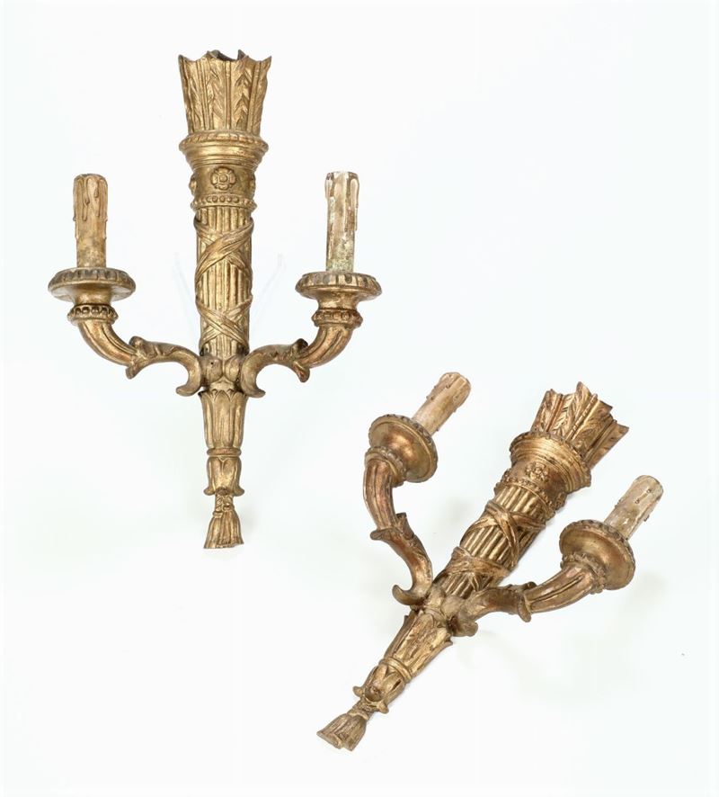 Coppia di appliques in legno intagliato e dorato, XIX-XX secolo  - Asta Arredi - Cambi Casa d'Aste