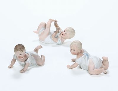 Tre Figurine di Neonati Germania, Lichte (turingia), Manifattura Gebrüder Heubach, 1900 Circa