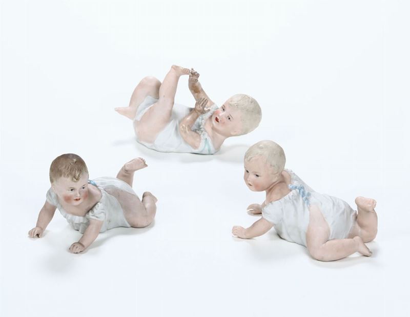 Tre figurine di neonati Germania, Lichte (Turingia), Manifattura Gebrüder Heubach, 1900 circa  - Auction Ceramics and Antiquities - Cambi Casa d'Aste