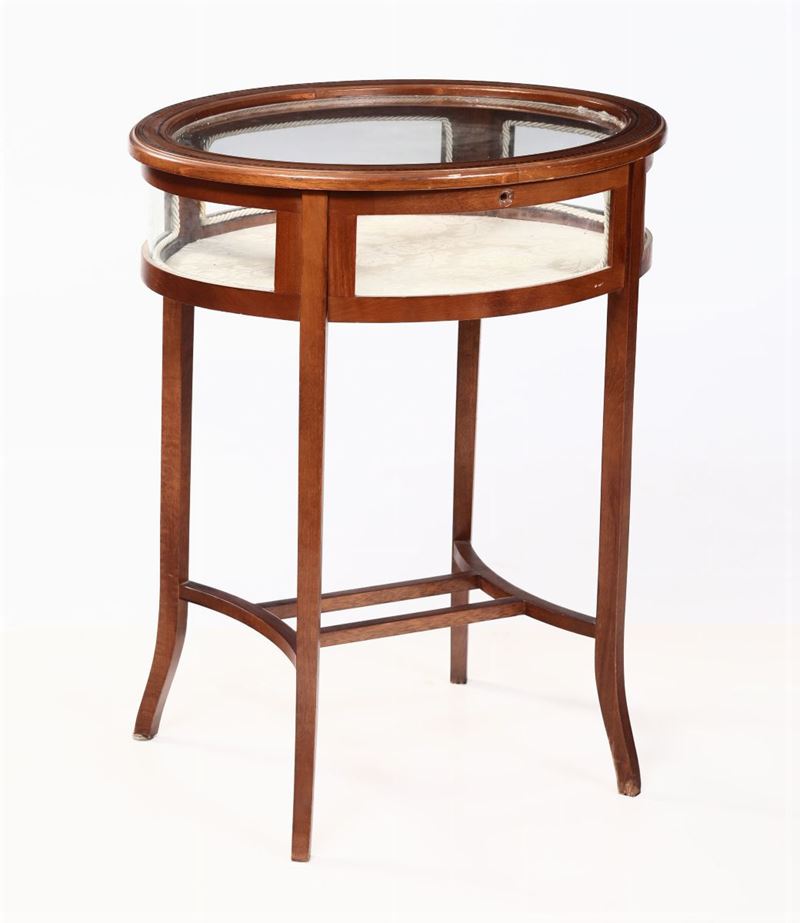 Tavolo vetrina ovale, XX secolo  - Auction Furniture - Cambi Casa d'Aste