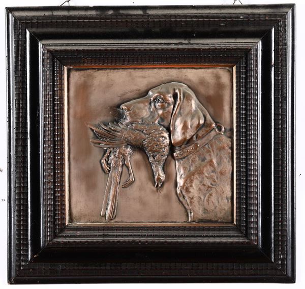 Coppia di bassorilievi in metallo raffiguranti cani con selvaggina, XX secolo