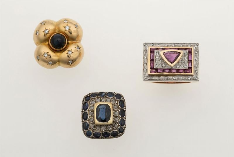 Lotto composto da tre anelli con zaffiri, pietre sintetiche e diamanti  - Asta Gioielli - Cambi Casa d'Aste