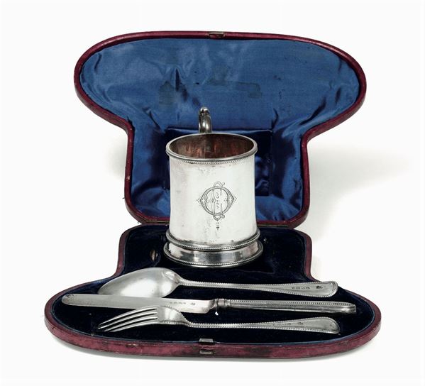 Set con tazza e tre posate in argento fuso e cesellato, astuccio in pelle rossa Londra 1869, argentiere EMJM (non identificato)