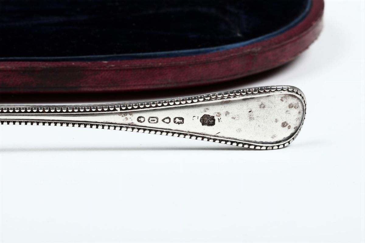 Set con Tazza e Tre Posate in Argento Fuso e Cesellato, Astuccio in Pelle Rossa Londra 1869, Arge...