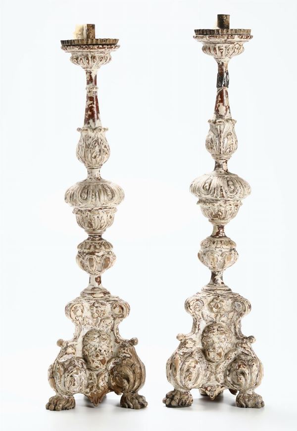 Coppia di candelieri in legno intagliato, XVIII secolo