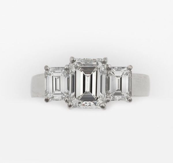 Anello con tre diamanti taglio smeraldo, diamante centrale di ct 2.31