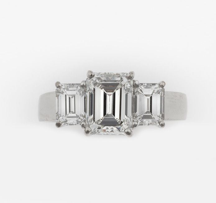 Anello con tre diamanti taglio smeraldo, diamante centrale di ct 2.31  - Asta Fine Jewels - II - Cambi Casa d'Aste