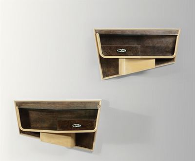 Grandi Comodini a Muro in Legno Verniciato con Maniglie in Ceramica Smaltata e Piano in Vetro.