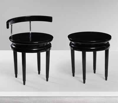 Set di Sedia con Ottomana con Struttura in Legno Laccato e Metallo.