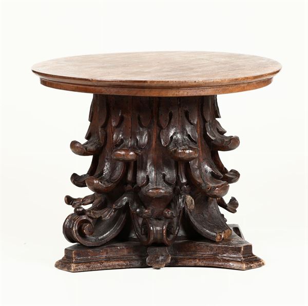 Tavolino con fusto centrale intagliato, XIX-XX secolo
