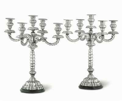 Coppia di Candelabri a Cinque Fiamme in Argento. Argenteria Artistica Italiana. Bollo con Fascio ...