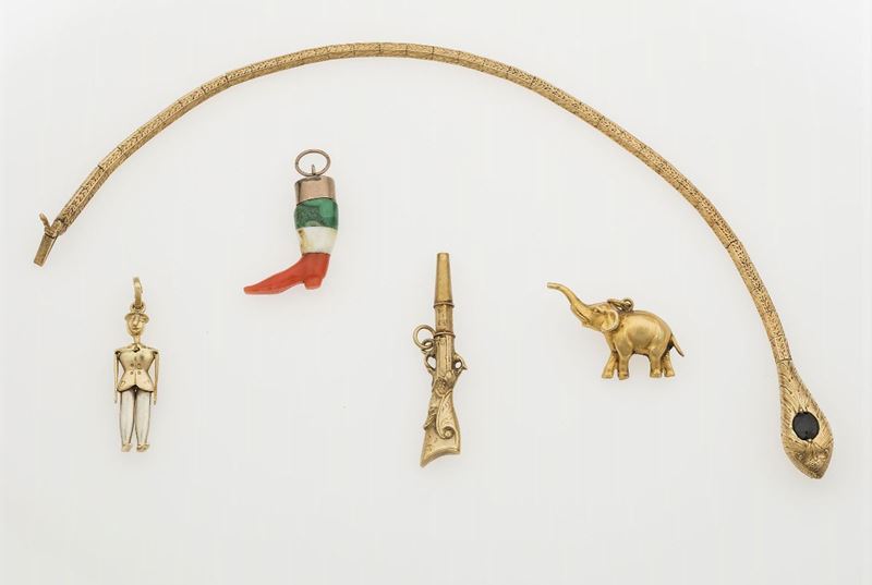 Lotto composto da bracciale Snake con zaffiro e tre pendenti  - Auction Jewels and Corals | Time Auction - Cambi Casa d'Aste