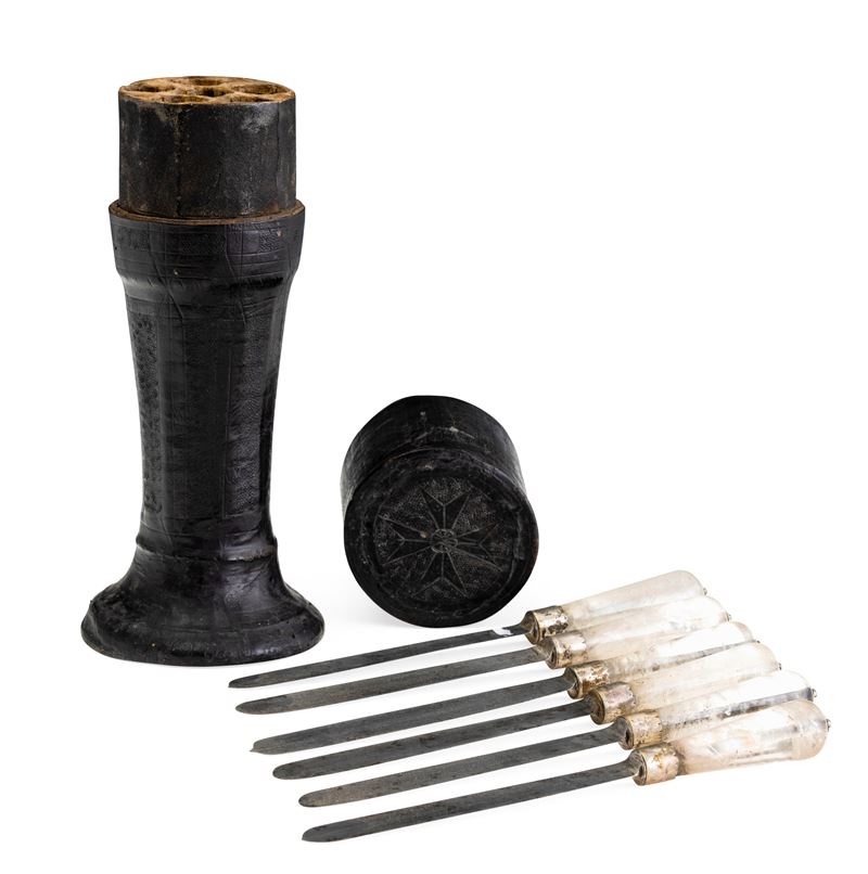 Arte orafa italiana o francese del XVII secolo Set di sei coltelli con manico in cristallo di Rocca entro custodia  - Asta Fine Art Selection - Cambi Casa d'Aste